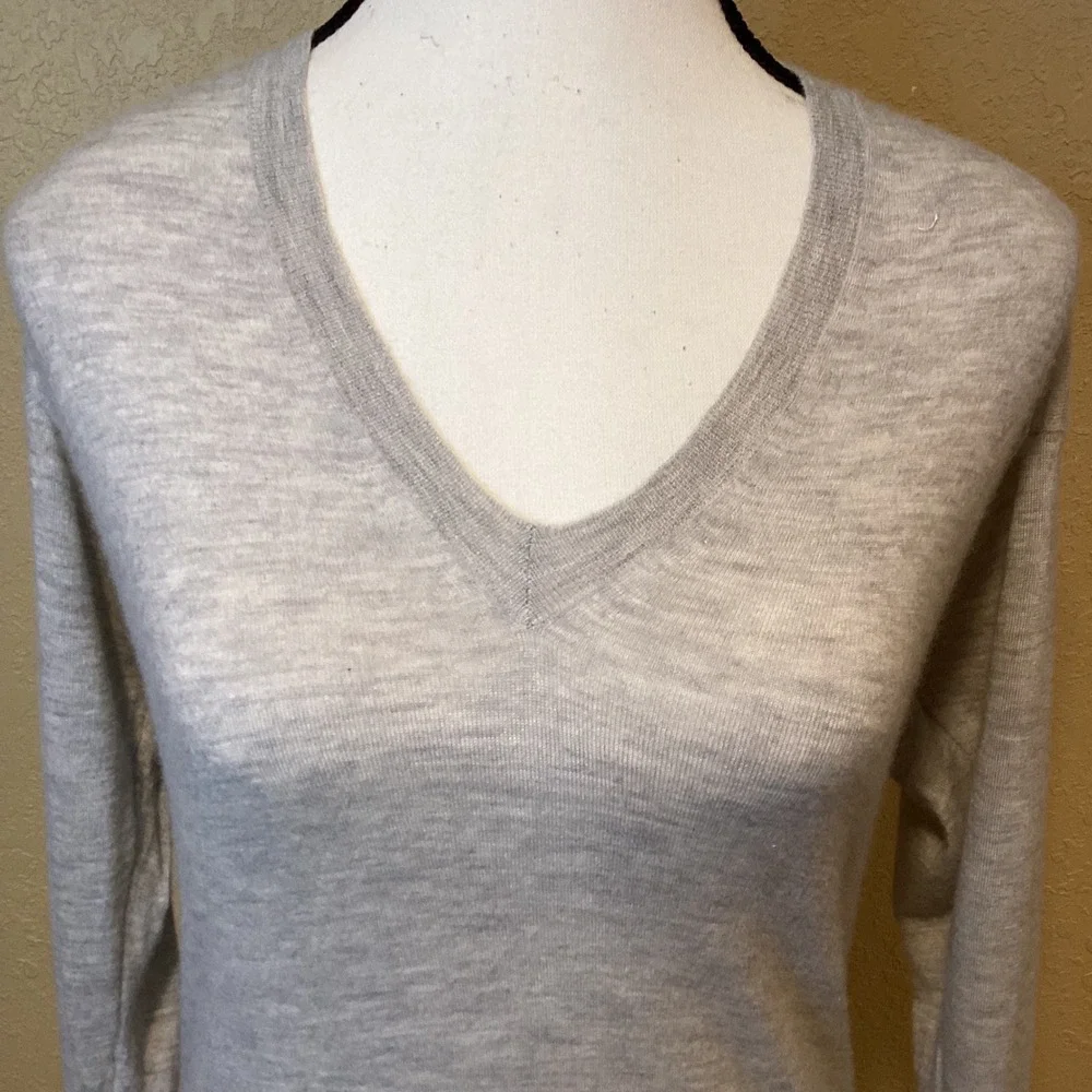 J Crew Women's Beige 100% Cashmere V-Neck Sweater, Size XS‎